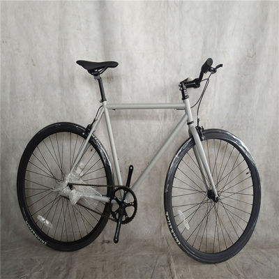 Un ensemble de manivelle de Lasco 700c cadre en carbone à vitesse fixe unique avec pneu Kenda 700*28C
