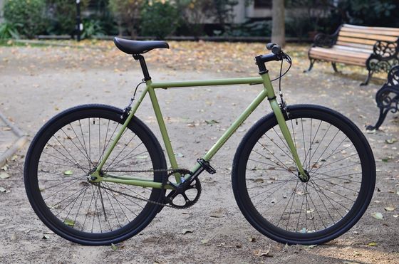 Un ensemble de manivelle de Lasco 700c cadre en carbone à vitesse fixe unique avec pneu Kenda 700*28C