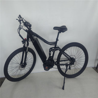 Un vélo de montagne électrique pour hommes adultes de 29 pouces