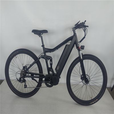 Un vélo de montagne électrique pour hommes adultes de 29 pouces