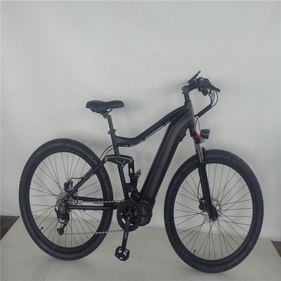 Un vélo de montagne électrique pour hommes adultes de 29 pouces