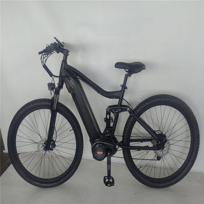 Un vélo de montagne électrique pour hommes adultes de 29 pouces