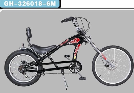 Un vélo en noir avec une fourchette en alliage d'aluminium et un pneu gras.