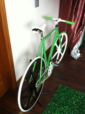 Vélo à engrenages fixes de couleur personnalisée avec cadre en alliage d'aluminium et roue minuscule en alliage de magnésium