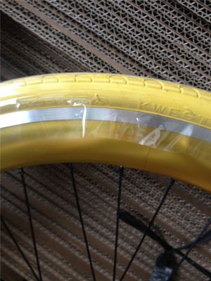 Un ensemble de roues de vélo personnalisé 700C à engrenage fixe avec couleur Pantone et trou à rayons 32-40H