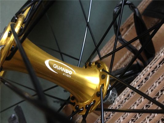 Un ensemble de roues de vélo personnalisé 700C à engrenage fixe avec couleur Pantone et trou à rayons 32-40H