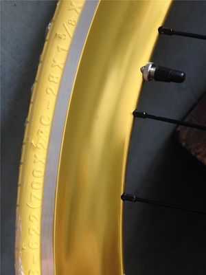 Un ensemble de roues de vélo personnalisé 700C à engrenage fixe avec couleur Pantone et trou à rayons 32-40H