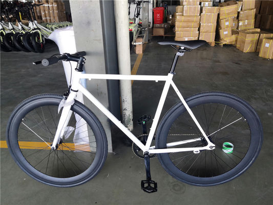 Cadre blanc élégant adulte 700C vélo à une vitesse vélo à engrenages fixes avec frein à roues