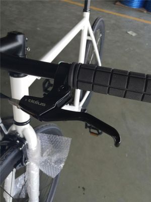 Cadre blanc élégant adulte 700C vélo à une vitesse vélo à engrenages fixes avec frein à roues