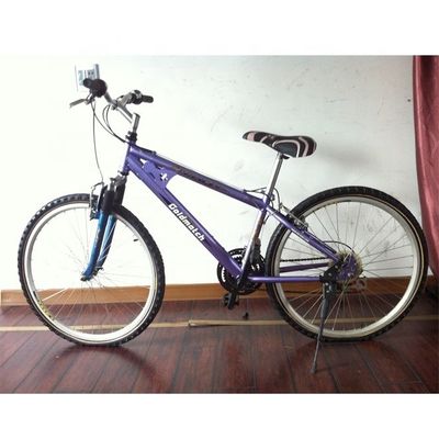 Vélo de montagne en aluminium sans fil 26 pouces Shimano 21S pour hommes avec suspension avant