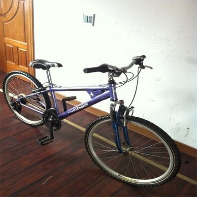 Vélo de montagne en aluminium sans fil 26 pouces Shimano 21S pour hommes avec suspension avant