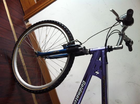 Vélo de montagne en aluminium sans fil 26 pouces Shimano 21S pour hommes avec suspension avant