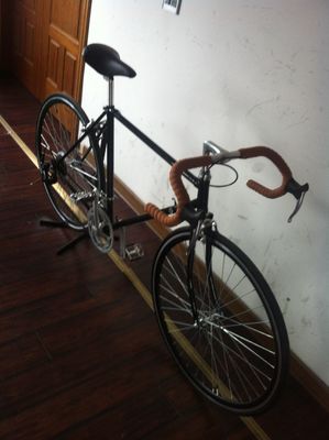 Vélo routier 700C avec cadre en acier Hi-Ten Shimano 14S classique et frein à pince