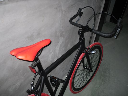 700C Full Matte Black OEM Cadre en aluminium Vélo de route à grande vitesse Poids brut 13 kg