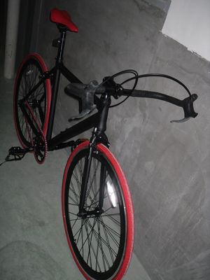 700C Full Matte Black OEM Cadre en aluminium Vélo de route à grande vitesse Poids brut 13 kg