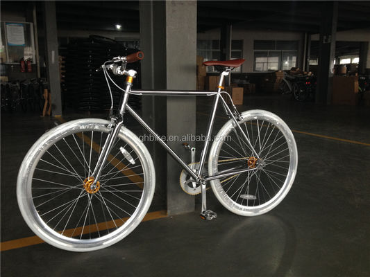 Une bicyclette à pédales vintage équipée d'une boîte fixe Un voyage nostalgique pour les temps modernes