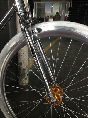 Une bicyclette à pédales vintage équipée d'une boîte fixe Un voyage nostalgique pour les temps modernes