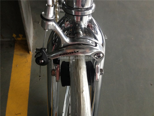 Une bicyclette à pédales vintage équipée d'une boîte fixe Un voyage nostalgique pour les temps modernes