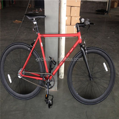 Couleur rouge 3 vitesses vélo à engrenage fixe avec pneu Kenda et Neco Head Set sur cadre chromoly