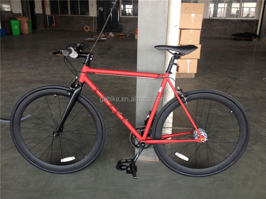 Couleur rouge 3 vitesses vélo à engrenage fixe avec pneu Kenda et Neco Head Set sur cadre chromoly