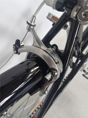 Un vélo de ville classique de 7 vitesses pour femmes avec une jante en aluminium et des pneus Kenda