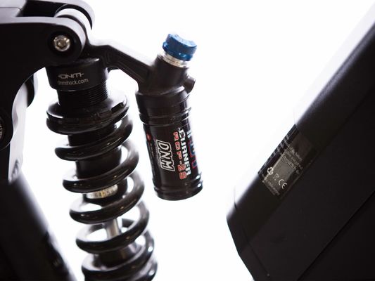 8 vitesses de vitesse 26 pouces 48V 17Ah batterie au lithium vélo de montagne électrique avec 1000W Bafang Moyenne moteur