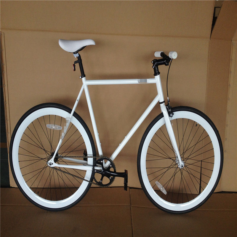 Un ensemble de manivelle de Lasco 700c cadre en carbone à vitesse fixe unique avec pneu Kenda 700*28C