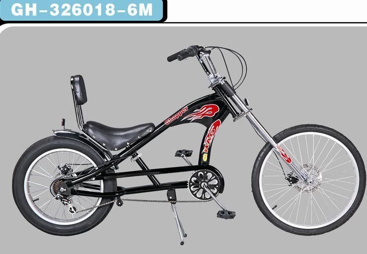 Un vélo en noir avec une fourchette en alliage d'aluminium et un pneu gras.