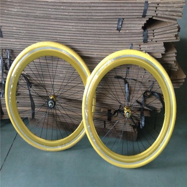 Un ensemble de roues de vélo personnalisé 700C à engrenage fixe avec couleur Pantone et trou à rayons 32-40H