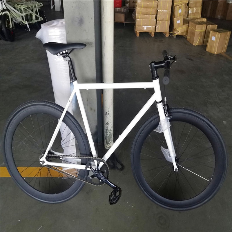 Cadre blanc élégant adulte 700C vélo à une vitesse vélo à engrenages fixes avec frein à roues