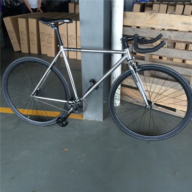 700C à vitesse unique Flip Flop Fixie Bike avec cadre dur 11kg OEM personnaliser Chrome