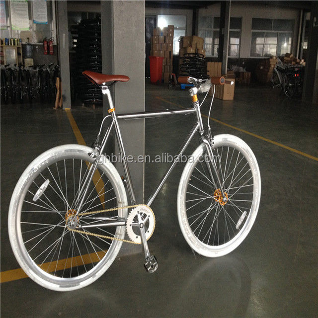 Une bicyclette à pédales vintage équipée d'une boîte fixe Un voyage nostalgique pour les temps modernes